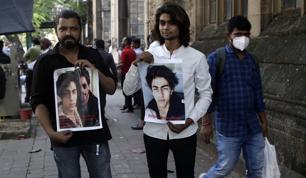 Fans of Bollywood actor Shah Rukh Khan call for the release of Aryan Khan outside the Bombay High Court on October 26, 2021. Photo: AP Fans of Bollywood actor Shah Rukh Khan call for the release of Aryan Khan outside the Bombay High Court on October 26, 2021. Photo: AP
