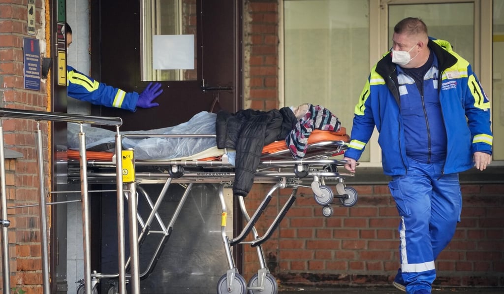 Medical workers carry a patient suspected of having Covid-19 on a stretcher at a hospital in St Petersburg on Friday. Photo: AP Medical workers carry a patient suspected of having Covid-19 on a stretcher at a hospital in St Petersburg on Friday. Photo: AP