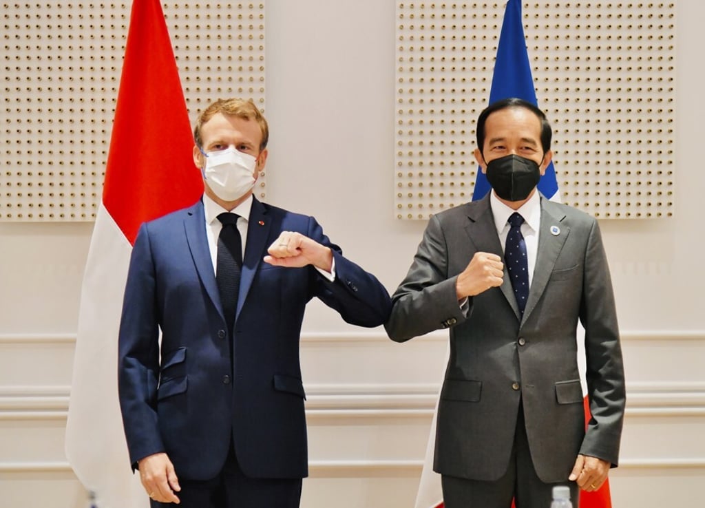 Macron bumps elbows with Indonesia’s President Joko Widodo at the G20 gathering on Friday. Photo: Indonesian Presidential Palace via AP Macron bumps elbows with Indonesia’s President Joko Widodo at the G20 gathering on Friday. Photo: Indonesian Presidential Palace via AP