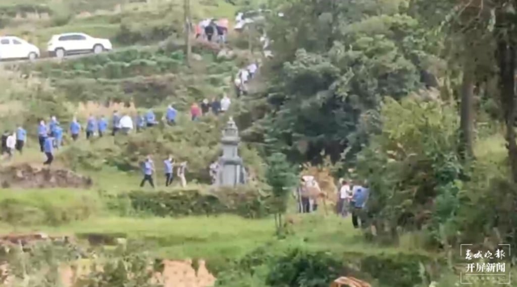 Police were ordered to exhume the body for cremation. Photo: ccwb.cn Police were ordered to exhume the body for cremation. Photo: ccwb.cn