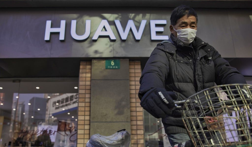 A man walks outside a Huawei store in Shanghai, China, 10 January 2021. Photo: EPA-EFE A man walks outside a Huawei store in Shanghai, China, 10 January 2021. Photo: EPA-EFE