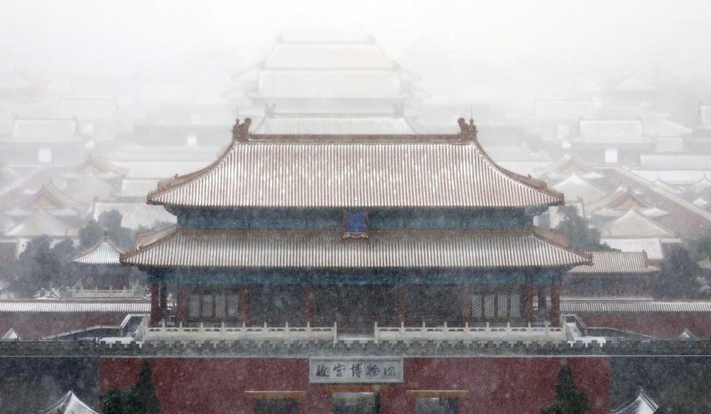 Snow falls on Beijing’s Forbidden City on Sunday morning. Photo: Simon Song