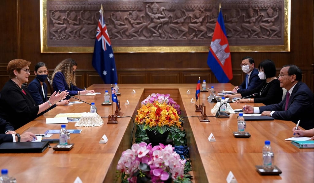 Australia’s Foreign Minister Marise Payne speaks to Cambodian Foreign Minister Prak Sokhonn (R) during a meeting in Phnom Penh on November 8, 2021. Photo: AFP
