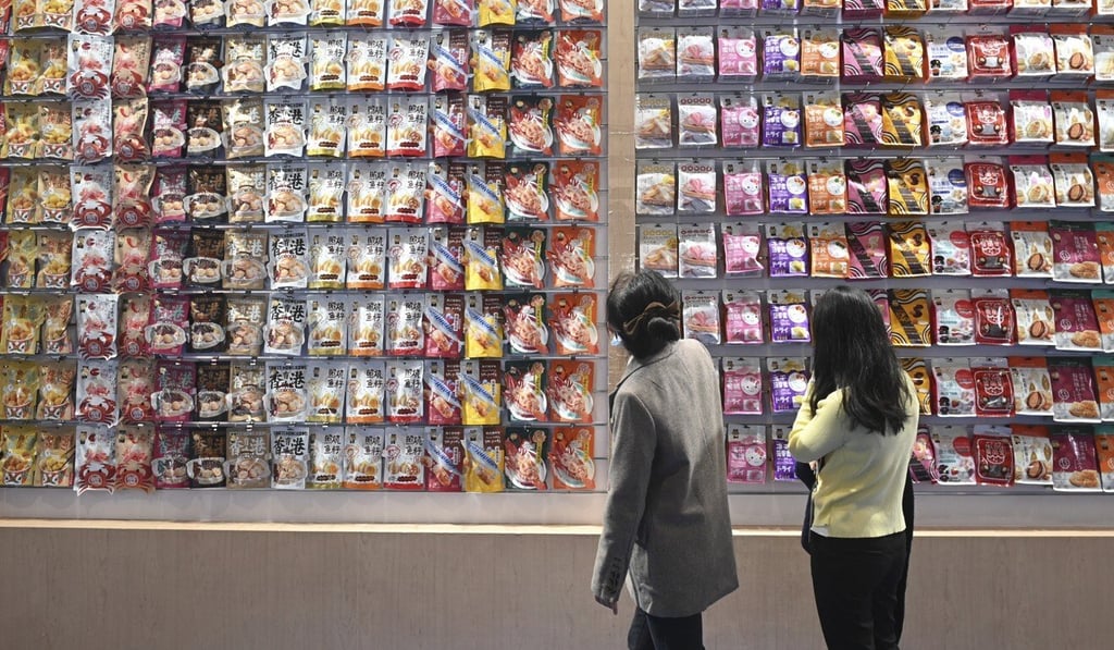 Visitors walk past snacks exhibited at a trade expo in Shanghai on November 6, 2021. Photo: Xinhua Visitors walk past snacks exhibited at a trade expo in Shanghai on November 6, 2021. Photo: Xinhua
