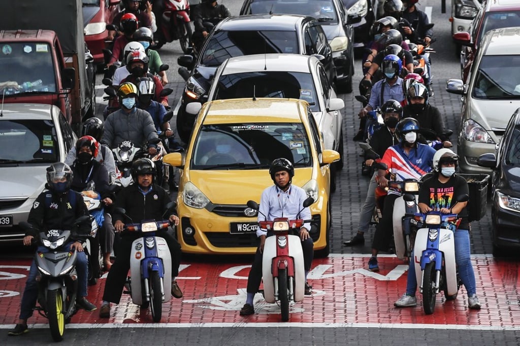 Motorists at a traffic light in Kuala Lumpur, Malaysia. Photo: EPA-EFE Motorists at a traffic light in Kuala Lumpur, Malaysia. Photo: EPA-EFE
