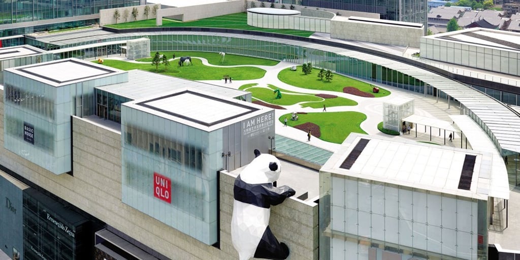 The sculpture garden at Chengdu IFS provides an open space for visitors to relax.