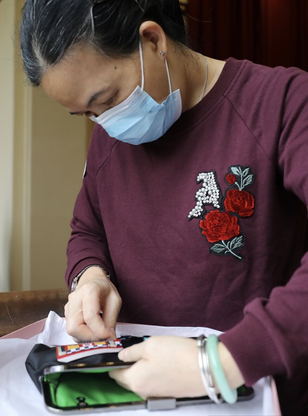 Cheung Yuet-ming, a programme participant, makes a purse at Haw Par Mansion. Photo: Xiaomei Chen