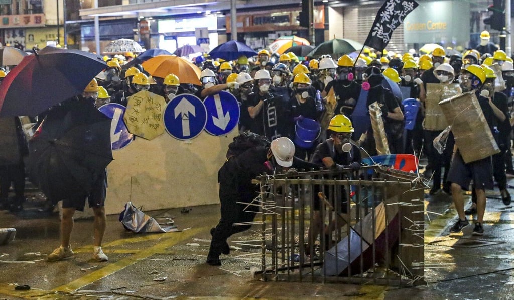 Extradition bill protesters set up barricades as police fire tear gas during a 2019 riot in Sheung Wan. Photo: Edmond So