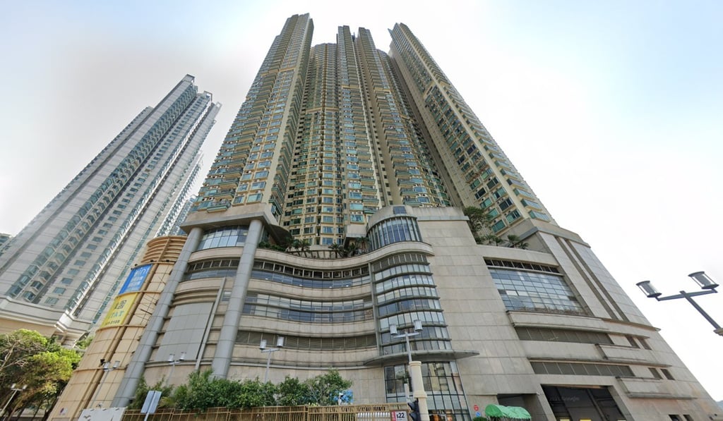 A lockdown order was issued for Hampton Place in Tai Kok Tsui, where the pilot lives. Photo: Google