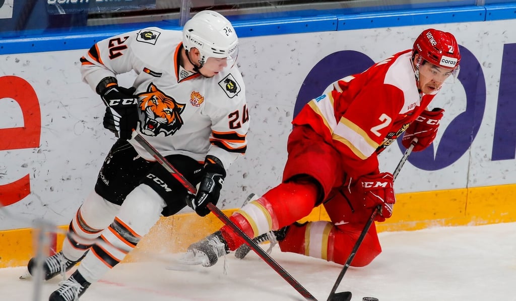 Kunlun Red Star player Jason Fram (right) battles for the puck with Alexander Sharov of Amur Khabarovsk. Photo: Reuters Kunlun Red Star player Jason Fram (right) battles for the puck with Alexander Sharov of Amur Khabarovsk. Photo: Reuters