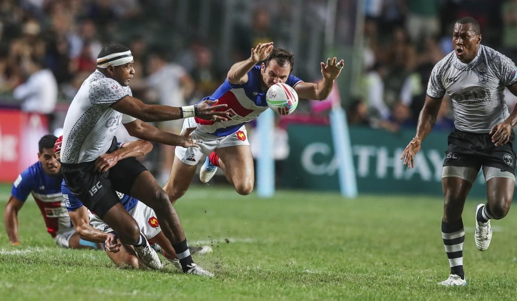 Fiji’s Josua Vakurunabili (left) passes the ball to teammate Paula Dranisinukula during the final of the Hong Kong Sevens in 2019. Photo: Sam Tsang