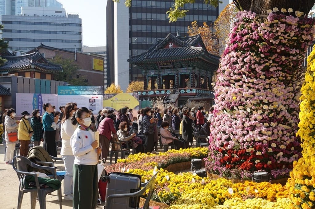 Parents and grandparents pray at Jogyesa Temple for their children and grandchildren who are about to take the Suneung. Photo: David D. Lee