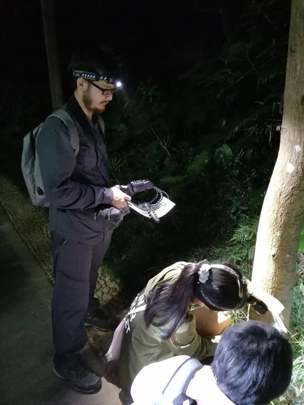 Lu Qianle (left) is an amateur spider enthusiast who can claim he discovered a new species of spider. SCMP: Phoebe Zhang