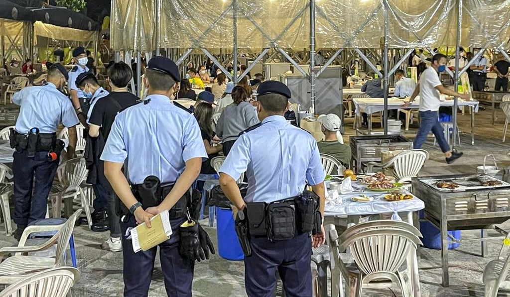 Police carry out the raid on the unlicensed barbecue sites in Mei Foo. Photo: Facebook Police carry out the raid on the unlicensed barbecue sites in Mei Foo. Photo: Facebook