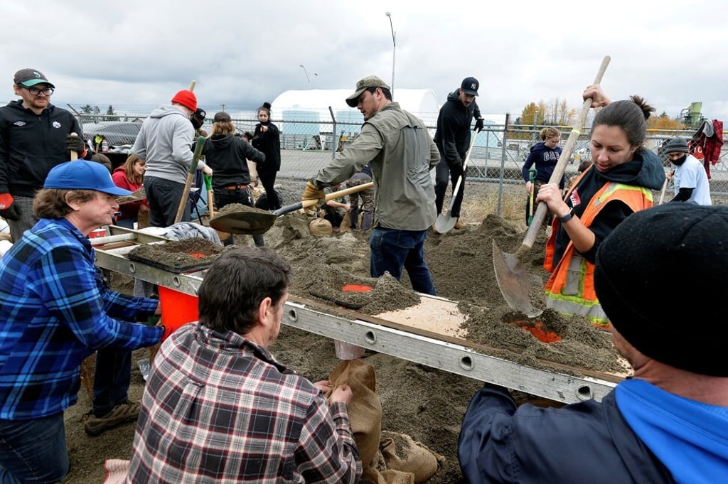 Community members fill thousands of sandbags in British Columbia, Canada on Saturday. Photo: Reuters Community members fill thousands of sandbags in British Columbia, Canada on Saturday. Photo: Reuters