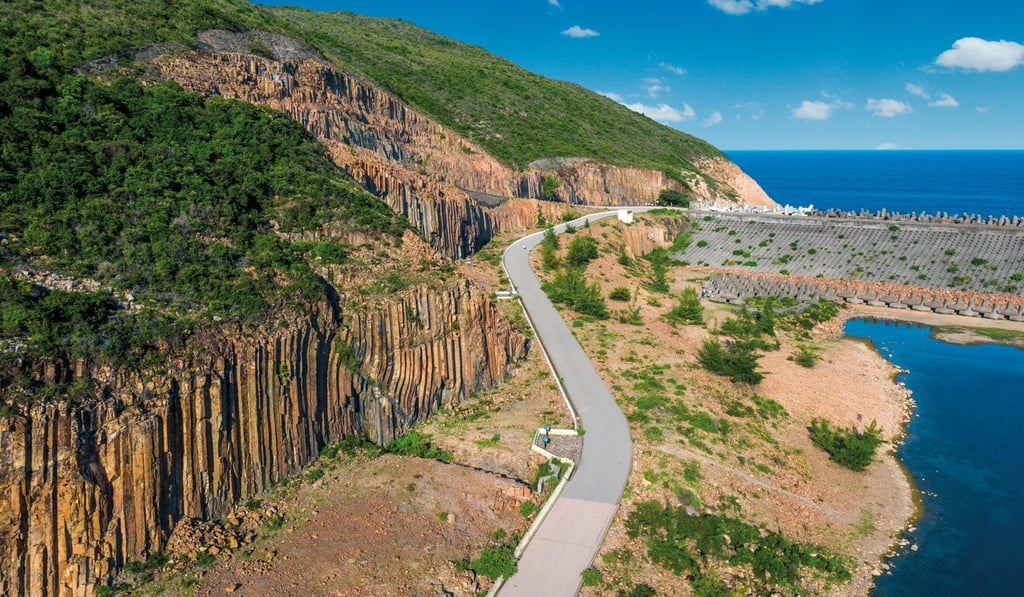 High Island Geo Trail, next to High Island Reservoir in Sai Kung Peninsula, passes a cliff of 100-metre-high hexagonal rock columns formed when a supervolcano erupted 140 million years ago.