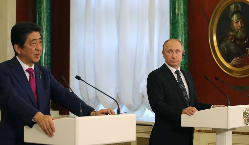 Russian President Vladimir Putin (R) and Japanese Prime Minister Shinzo Abe (L) at a joint news conference. Photo: EPA