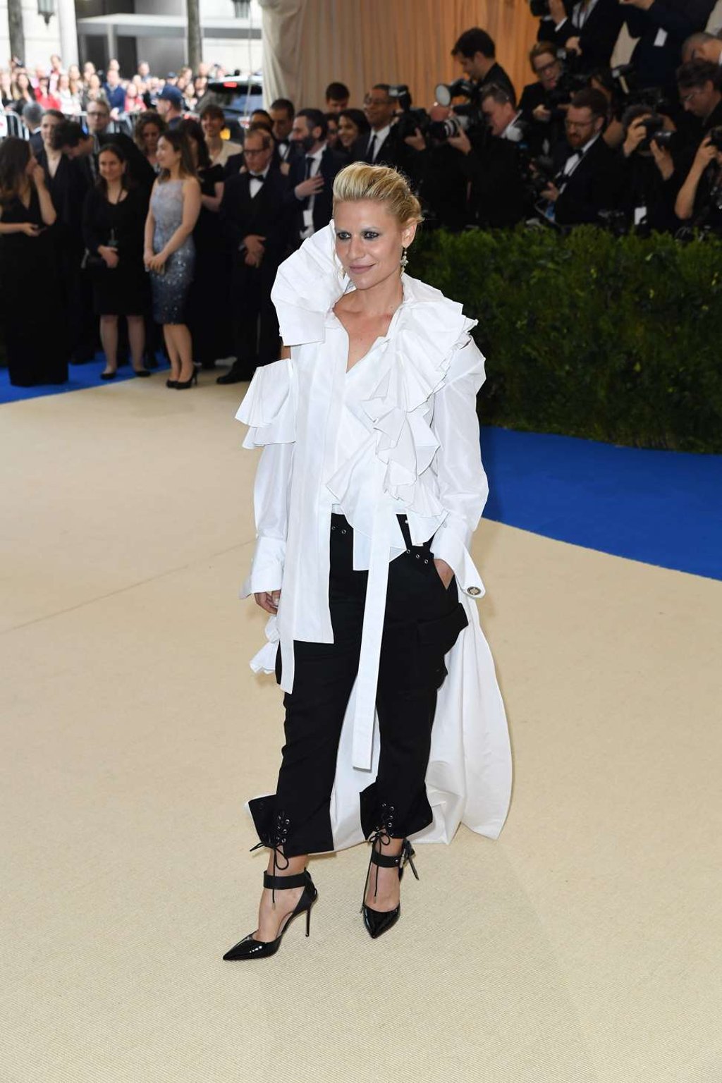 Claire Danes arrives for the Costume Institue Benefit May 1, 2017 at the Metropolitan Museum of Art in New York. / AFP PHOTO / ANGELA WEISS