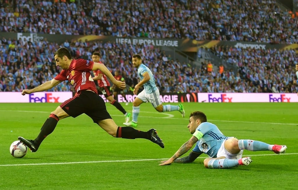 Manchester United’s Henrikh Mkhitaryan skips away from Celta Vigo defender Hugo Mallo. Photo: AFP