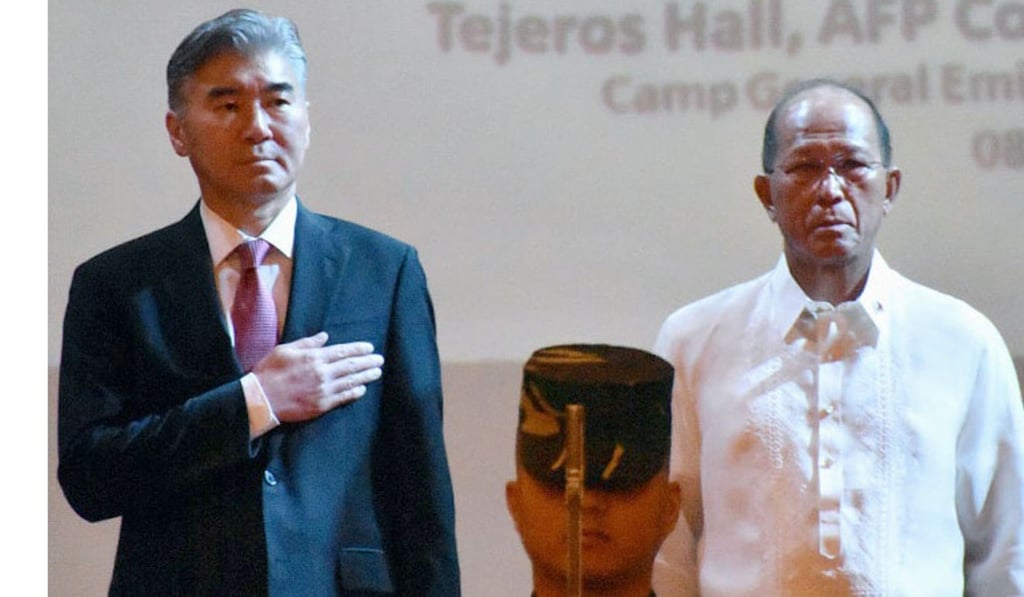 Philippine Defence Secretary Delfin Lorenzana (R) and US Ambassador to the Philippines Sung Kim (L) attend the opening ceremony for the ‘Balikatan’ drills. Photo: Kyodo Philippine Defence Secretary Delfin Lorenzana (R) and US Ambassador to the Philippines Sung Kim (L) attend the opening ceremony for the ‘Balikatan’ drills. Photo: Kyodo