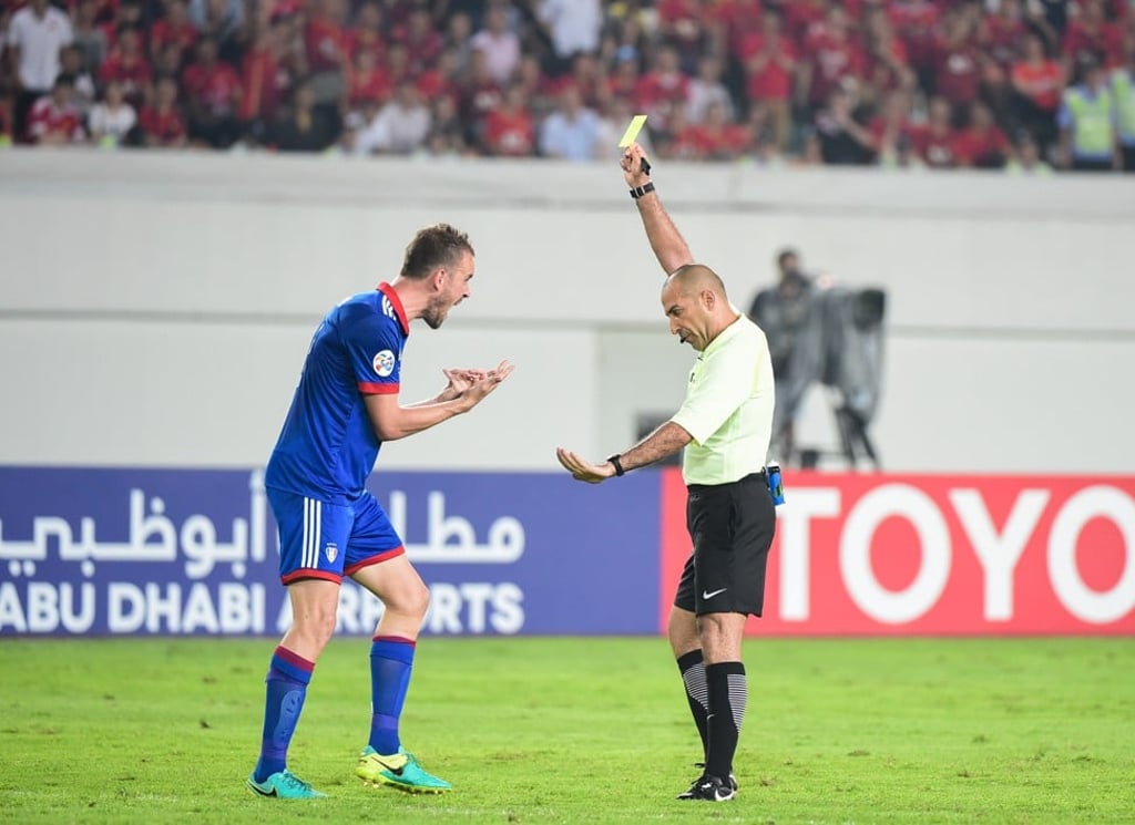 Referee Ali Sabah Al-Qaysi, of Iraq, shows a yellow card to Suwon’s Matthew Jurman. Photo: Xinhua