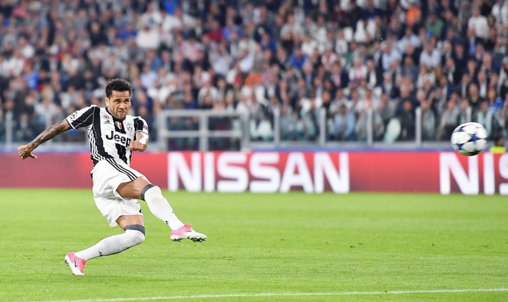 Dani Alves unleashes his long-range volley. Photo: EPA