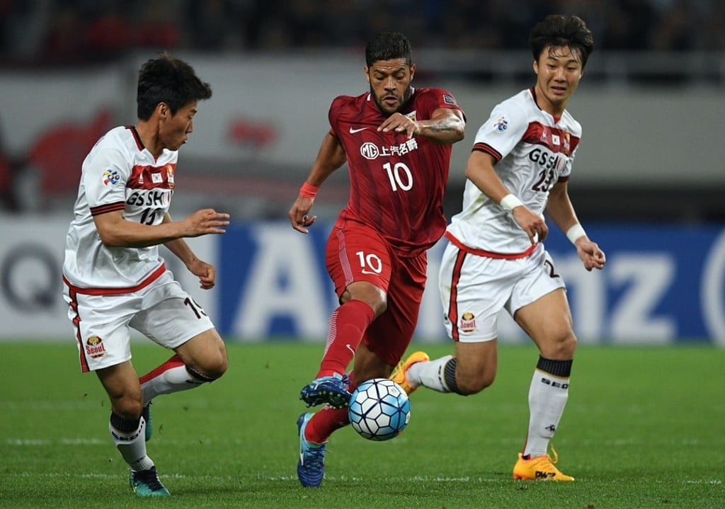Shanghai SIPG’s Brazilian striker Hulk (centre) in action against South Korea’s FC Seoul during the AFC Asian Champions League.