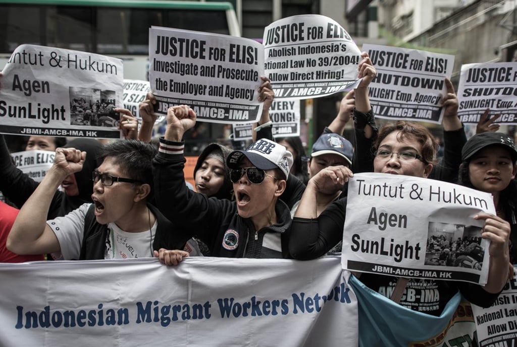 Protesters outside an employment agency in Hong Kong on March 17, 2015, following the death of Indonesian maid Elis Kurniasih, 33, after a concrete slab fell on her while she was sleeping on the balcony of a guest house run by the agency. Photo: AFP