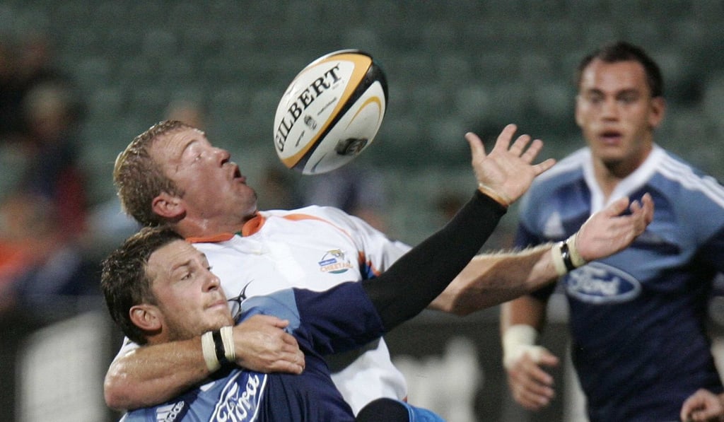 Jimmy Gopperth (L) of New Zealand's Auckland Blues is tackled by Sarel Pretorius of South Africa's Cheetahs during their Super 14 rugby match in Auckland, on March 13, 2009. Gopperth was named player of the yearin the sport. Photo: Reuters
