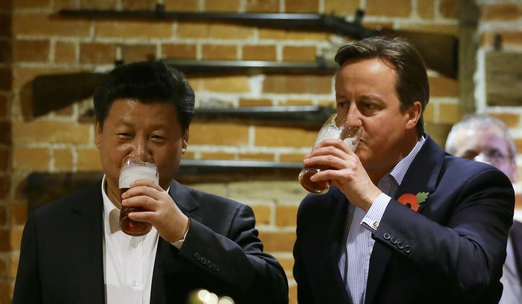 Chinese President Xi Jinping drinks a pint of beer with (now former) British Prime Minister David Cameron at the Plough pub in Princess Risborough, England. Photo: AFP
