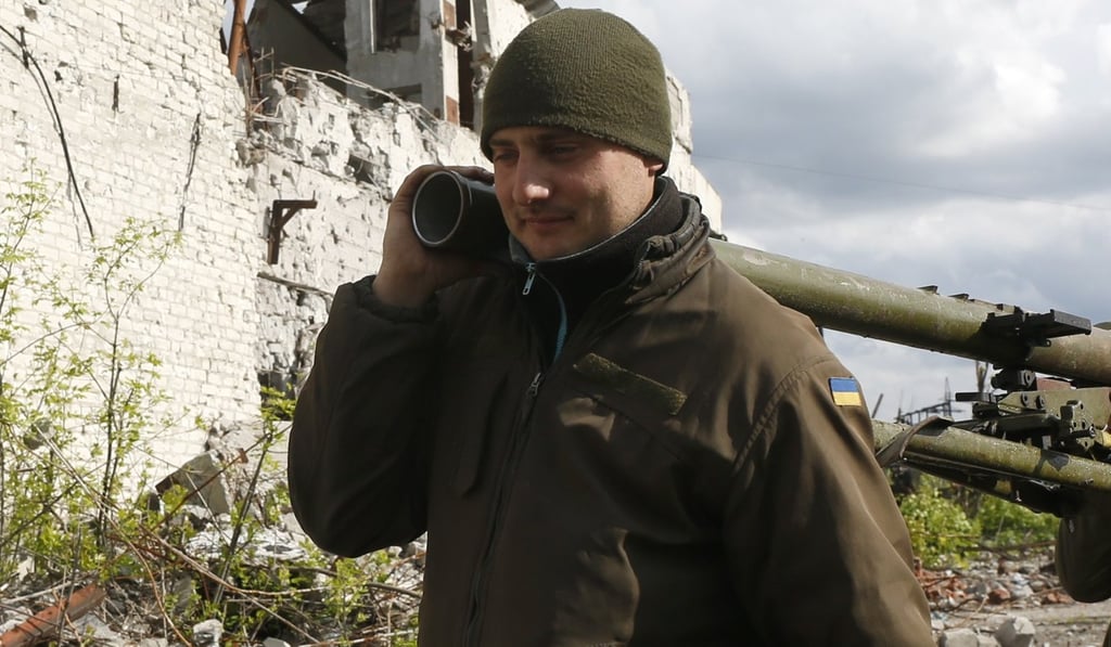 Ukrainian soldiers carry an anti-tank grenade launcher in front of damaged buildings of the Butovka Coal Mine, after shelling in Donetsk area, Ukraine, on Thursday. Photo: EPA Ukrainian soldiers carry an anti-tank grenade launcher in front of damaged buildings of the Butovka Coal Mine, after shelling in Donetsk area, Ukraine, on Thursday. Photo: EPA