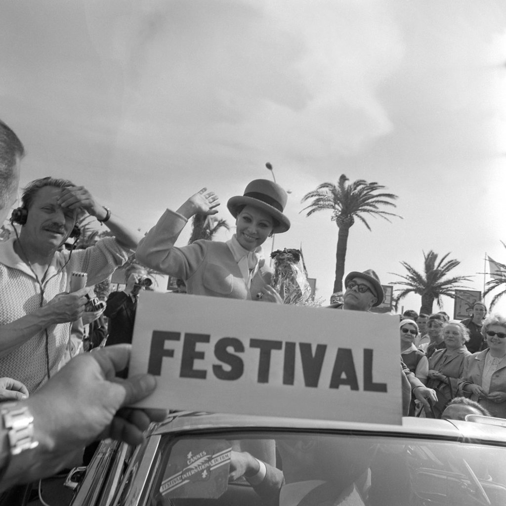 Sophia Loren, accompanied by her husband Carlo Ponti (R), and Mr Fabre-Lebret, president of the Festival, waving to the crowd, during the Cannes International Film Festival in 1964. Photo: AFP
