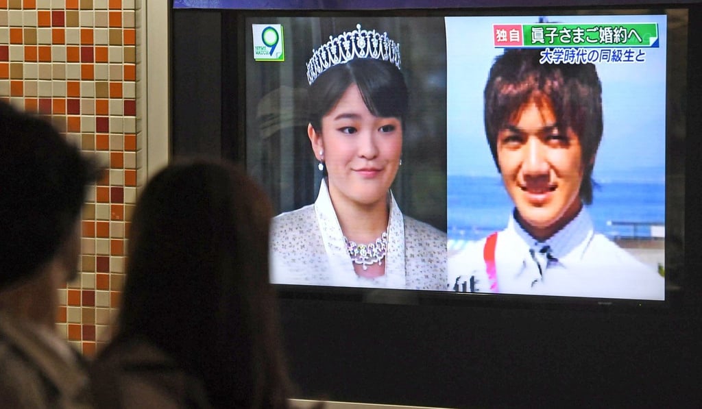 A street TV in Tokyo's Yurakucho area shows a news report saying that Princess Mako, the first grandchild of Japanese Emperor Akihito, will soon become engaged to Kei Komuro, a 25-year-old graduate student at Tokyo's Hitotsubashi University. Photo: Kyodo