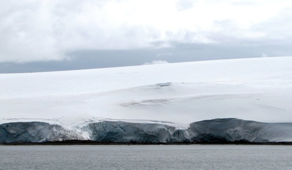 Cracks are seen on the Fourcade glacier near Argentina's Carlini Base in Antarctica, as the continent turns greener due to global warming. Photo: Reuters