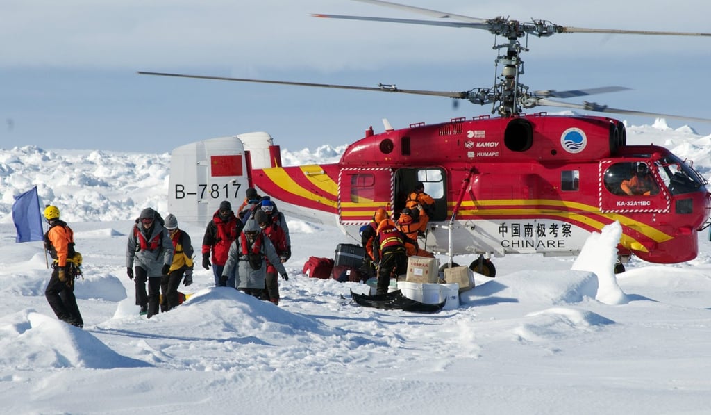 A helicopter from China’s Xue Long icebreaker unloads rescued passengers from an ice-bound Russian ship in East Antarctica, on January 2, 2014. Fifty-two passengers on board the research ship, trapped in ice for nine days, were evacuated in small groups and transferred to an Australian Antarctic supply ship. Photo: Reuters