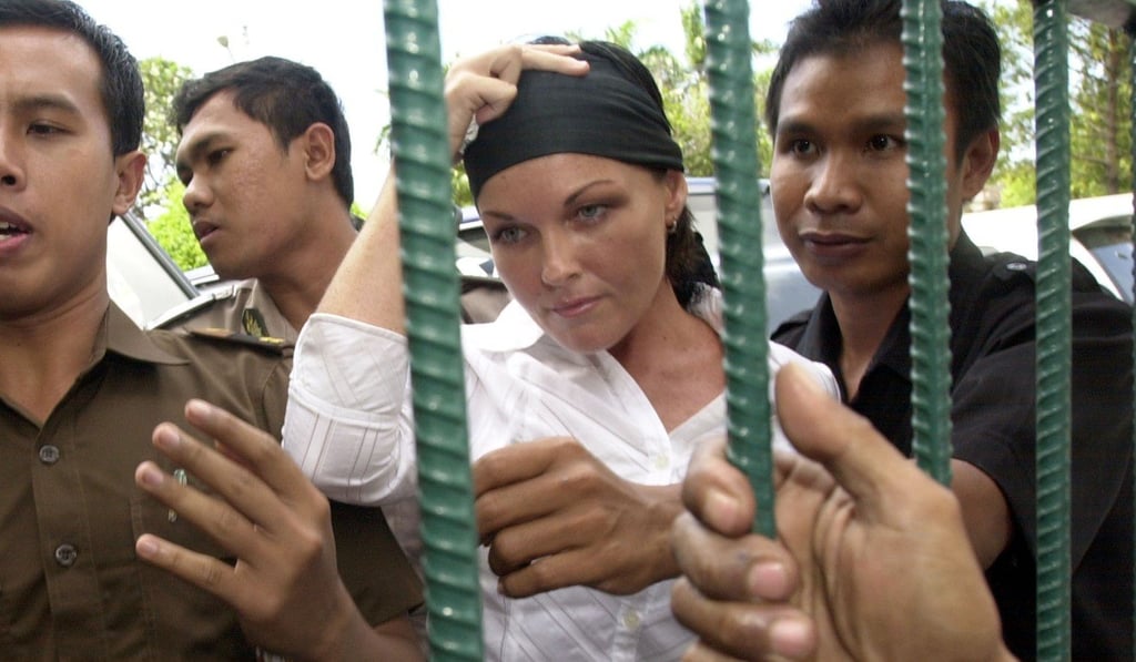 Australian Schapelle Corby is escorted by prisoner guards as she arrives at Denpasar District Court in Denpasar in 2006. Photo: AP
