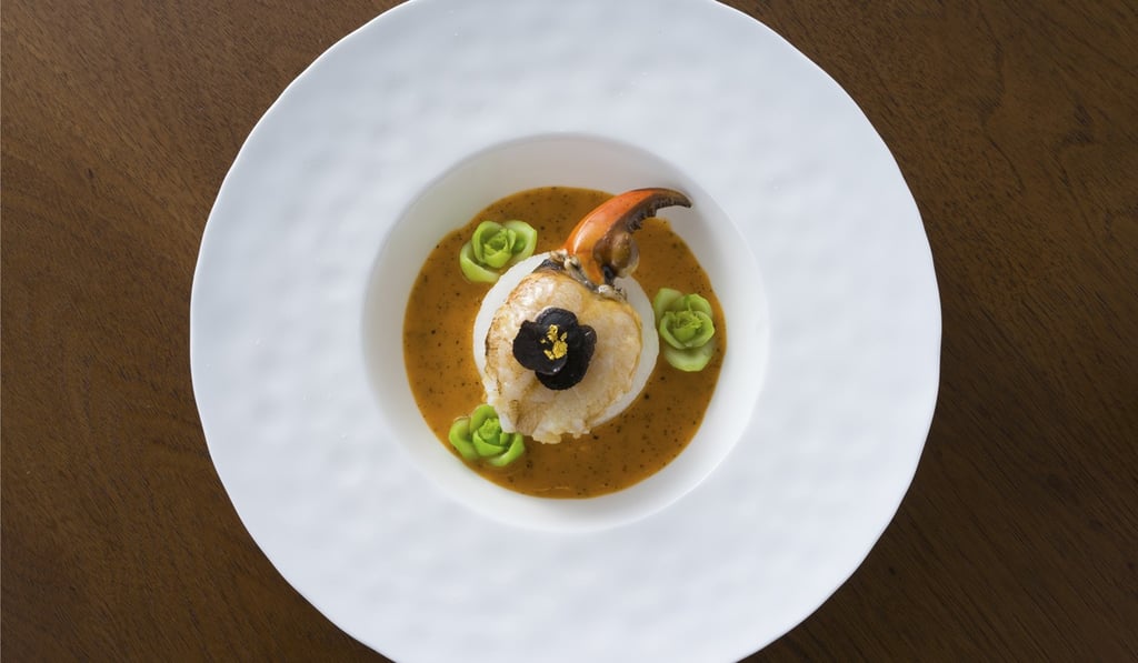 Steamed fresh crab claw with truffle and white melon.