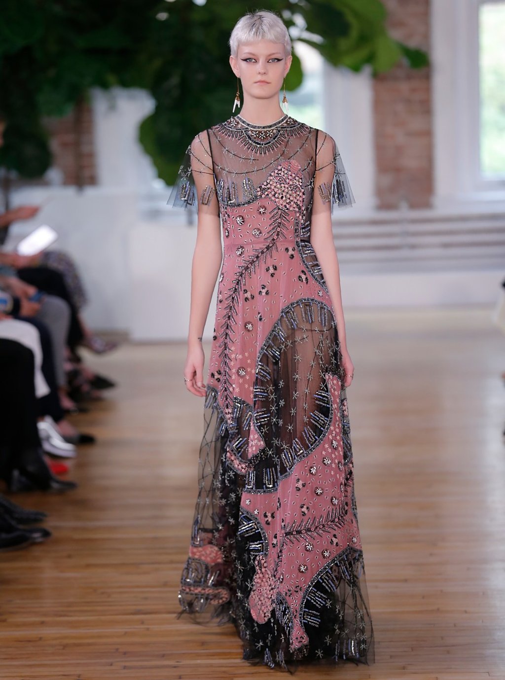 Valentino 2018 resort ロングワンピース　総柄 Valentino resort 2018 collection gives streetwear a touch of