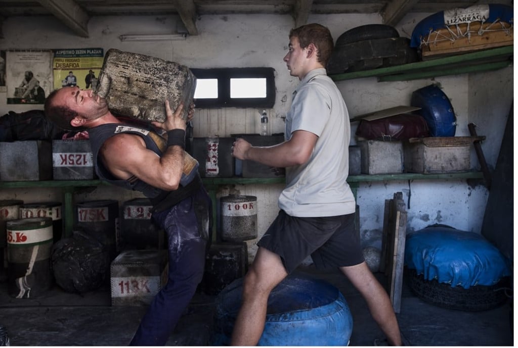 Inhar Urruzuno (left) in training.