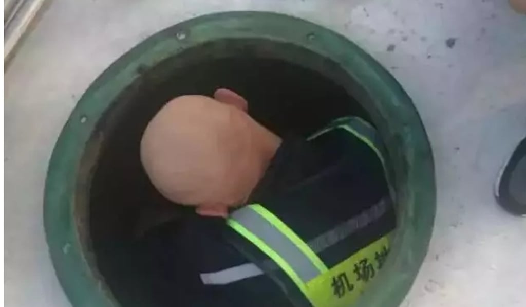 One ring to bring them all and in the darkness bind them: One of the aircraft cleaners climbs into the emptied waste water tank to search for the ring.