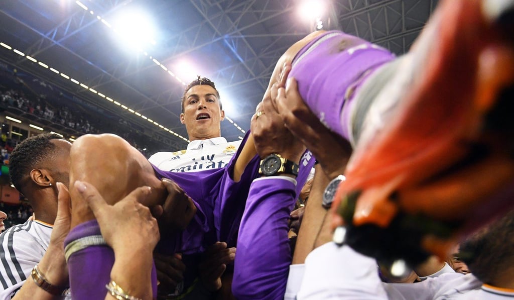 Ronaldo celebrates with his teammates. EPA/FACUNDO ARRIZABALAGA