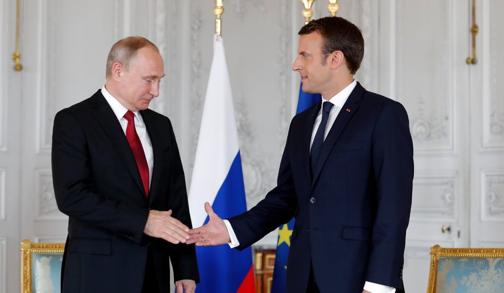 French President Emmanuel Macron shakes hands Russian President Vladimir Putin. Photo: Reuters