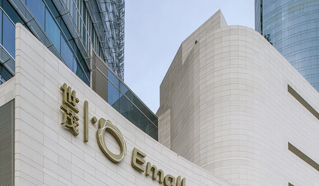 Xiamen Shimaon Emall, at the base of the Xiamen Shimao Straits Mansion project