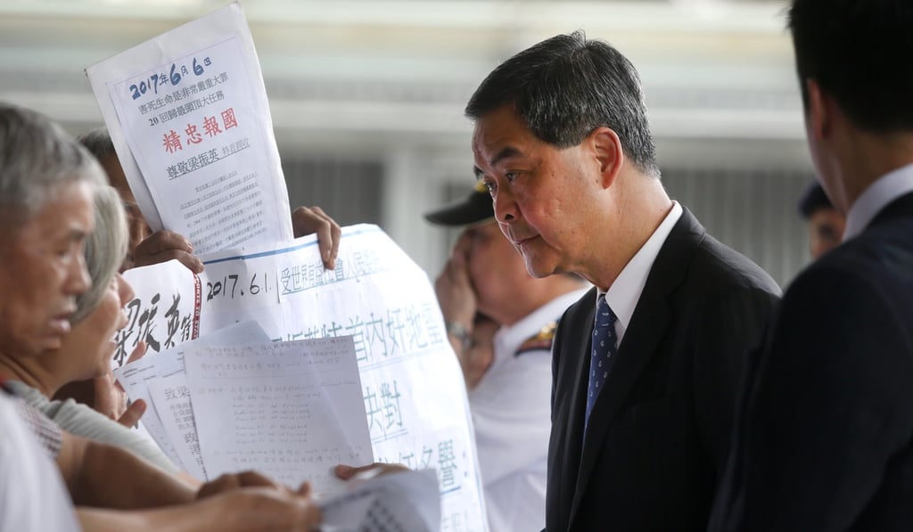 Chief Executive Leung Chun-ying meets protesters before the Executive Council meeting. Photo: Sam Tsang Chief Executive Leung Chun-ying meets protesters before the Executive Council meeting. Photo: Sam Tsang