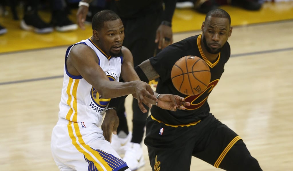 The Golden State Warriors' Kevin Durant (35) passes the ball against the Cleveland Cavaliers' LeBron James (23) in Game 2 of the NBA Finals on June 4, 2017, at Oracle Arena in Oakland, California. Photo: Bay Area News Group/TNS