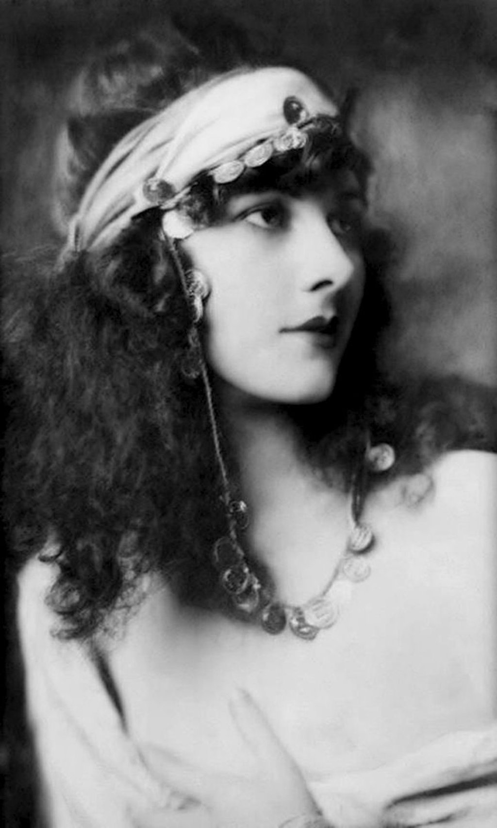 Marjorie King was a B-movie actress in the late 1920s. Marjorie King was a B-movie actress in the late 1920s.