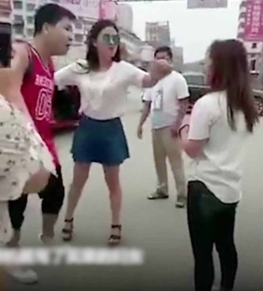 The motorists and woman filmed arguing in the street. Photo: Sina.com.cn