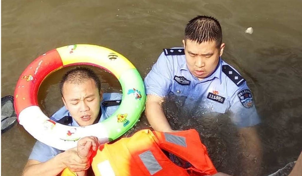 The exhausted police officers who saved the man. Photo: Sina.com.cn