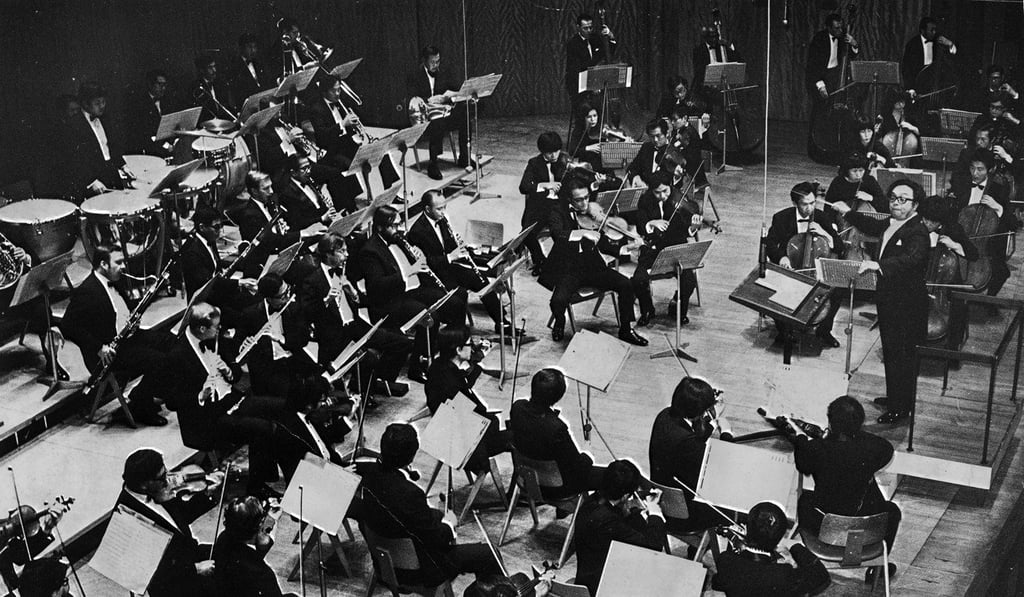 Lim Kek-tjiang conducts the new Hong Kong Philharmonic Orchestra at City Hall in January 1974. Photo: Handout Lim Kek-tjiang conducts the new Hong Kong Philharmonic Orchestra at City Hall in January 1974. Photo: Handout