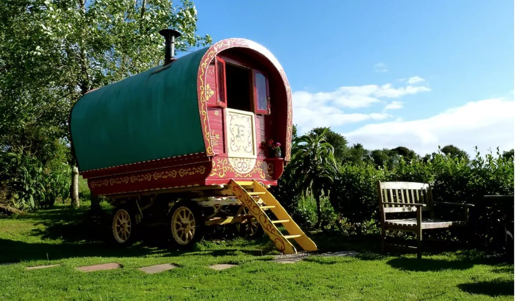 The Bow Top Elle Gypsy Wagon in Cornwall England is available on Airbnb for HK$759 per night